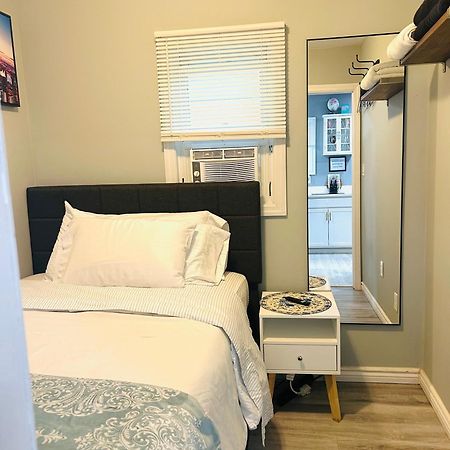 Fancy Studio Private Entrance Selden 외부 사진