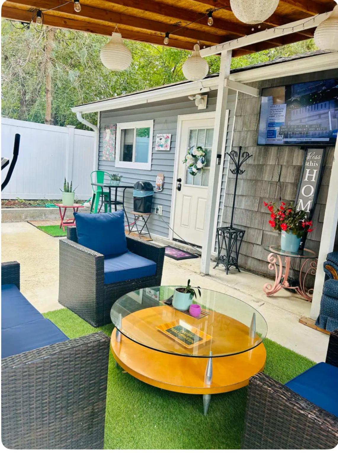 Fancy Studio Private Entrance Selden 외부 사진