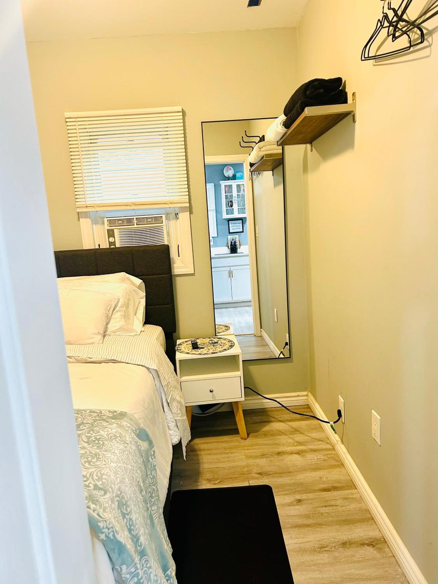 Fancy Studio Private Entrance Selden 외부 사진