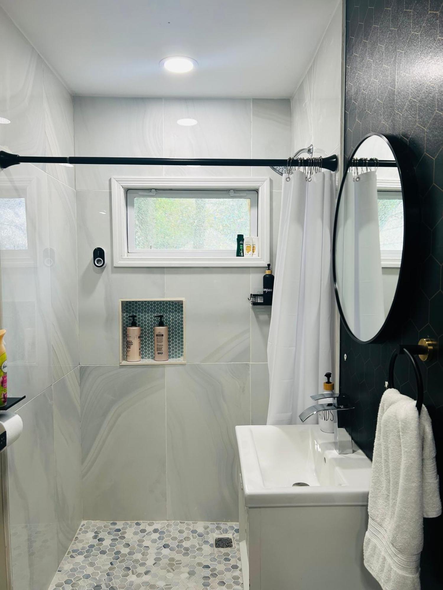 Fancy Studio Private Entrance Selden 외부 사진